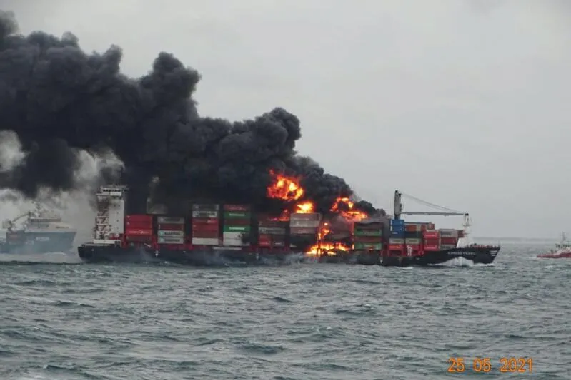 斯里兰卡科伦坡港一货船爆炸，两人受伤，8个集装箱掉入海中